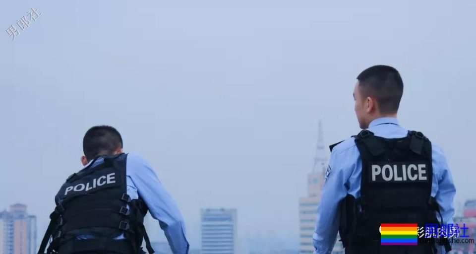 肌肉帅警哥和兄弟一起亲上，这身正装裤真的太挺拔掉训练服凭这身大胸腹肌腱子肉全城红 - 51虹马