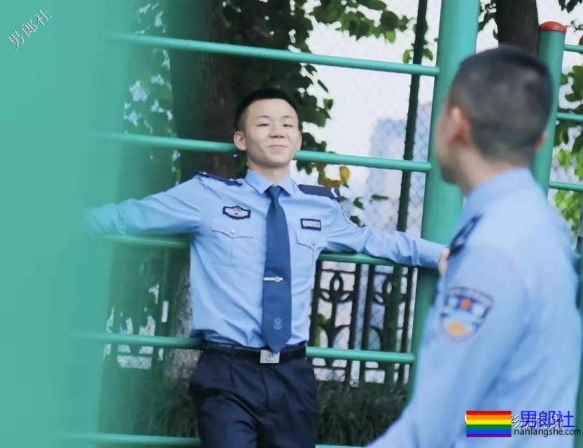 肌肉帅警哥和兄弟一起亲上，这身正装裤真的太挺拔掉训练服凭这身大胸腹肌腱子肉全城红 - 51虹马