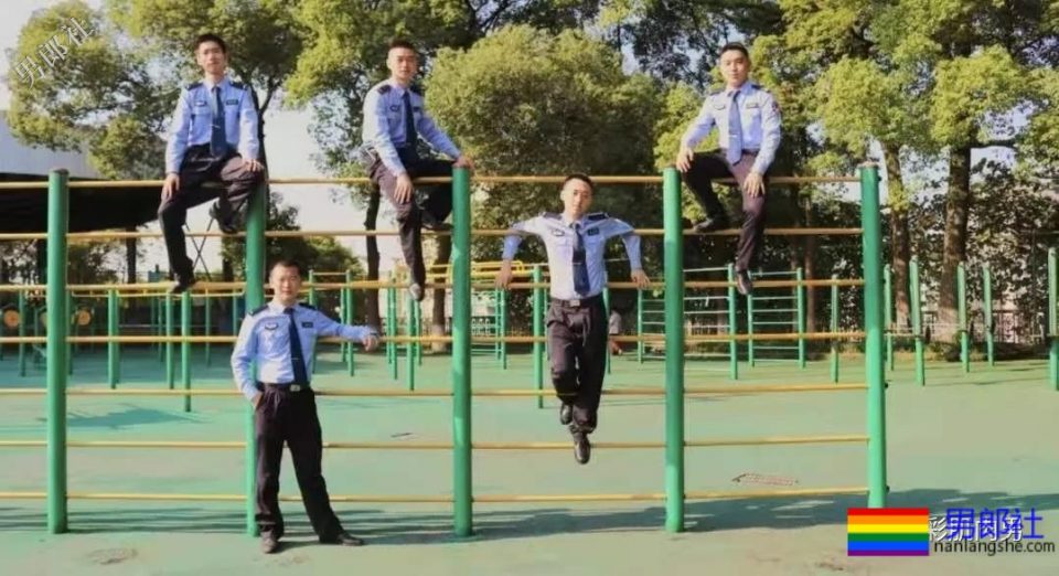 肌肉帅警哥和兄弟一起亲上，这身正装裤真的太挺拔掉训练服凭这身大胸腹肌腱子肉全城红 - 51虹马