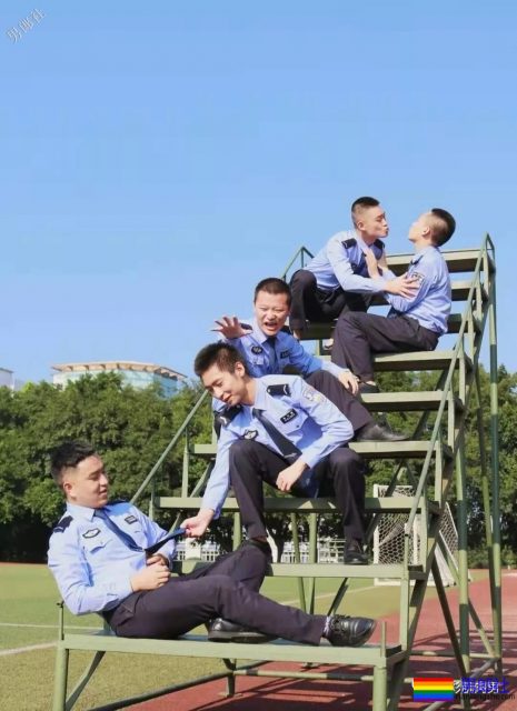 肌肉帅警哥和兄弟一起亲上，这身正装裤真的太挺拔掉训练服凭这身大胸腹肌腱子肉全城红 - 51虹马