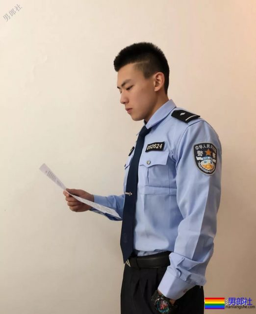 肌肉帅警哥和兄弟一起亲上，这身正装裤真的太挺拔掉训练服凭这身大胸腹肌腱子肉全城红 - 51虹马