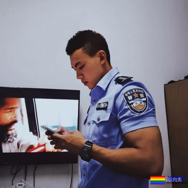 肌肉帅警哥和兄弟一起亲上，这身正装裤真的太挺拔掉训练服凭这身大胸腹肌腱子肉全城红 - 51虹马