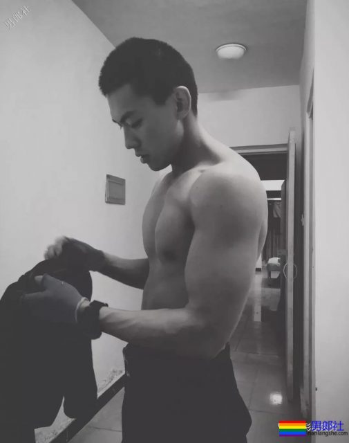 肌肉帅警哥和兄弟一起亲上，这身正装裤真的太挺拔掉训练服凭这身大胸腹肌腱子肉全城红 - 51虹马