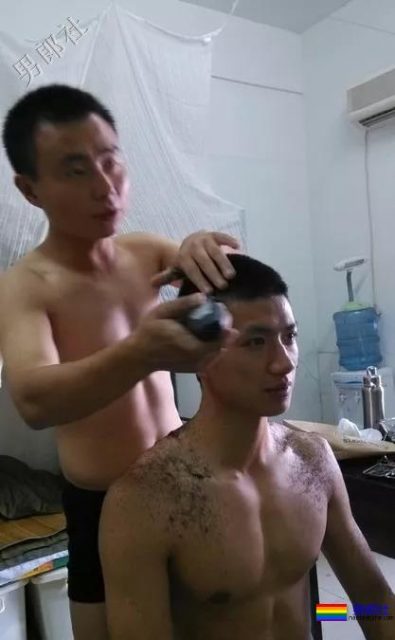 肌肉帅警哥和兄弟一起亲上，这身正装裤真的太挺拔掉训练服凭这身大胸腹肌腱子肉全城红 - 51虹马