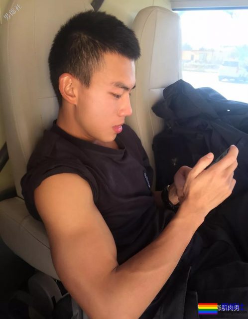 肌肉帅警哥和兄弟一起亲上，这身正装裤真的太挺拔掉训练服凭这身大胸腹肌腱子肉全城红 - 51虹马