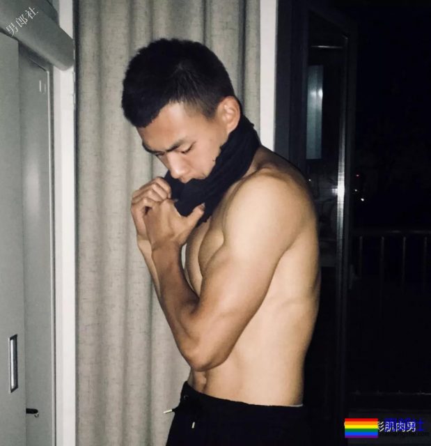 肌肉帅警哥和兄弟一起亲上，这身正装裤真的太挺拔掉训练服凭这身大胸腹肌腱子肉全城红 - 51虹马