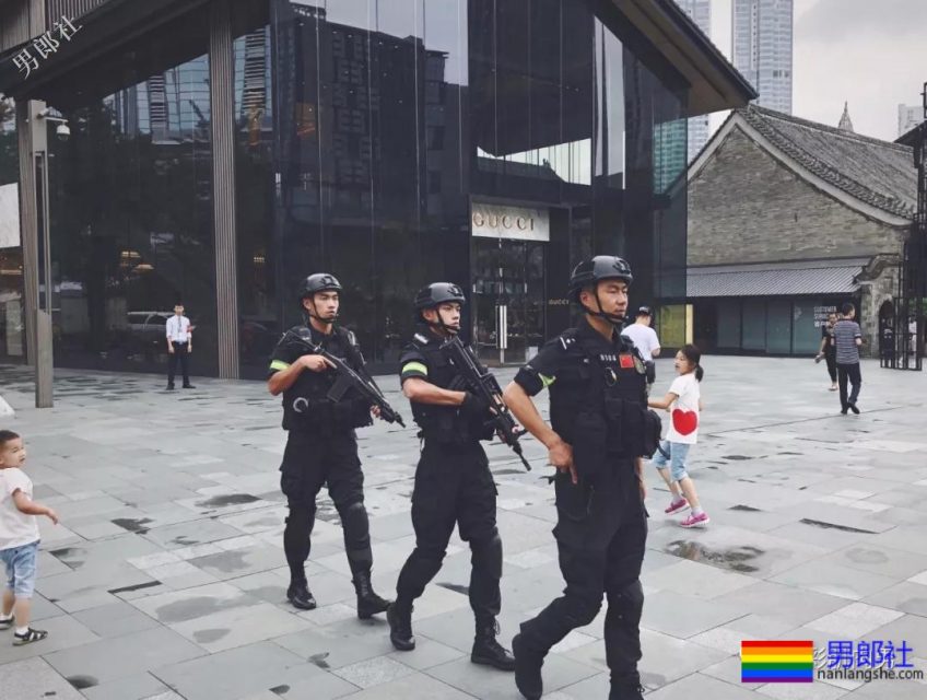 肌肉帅警哥和兄弟一起亲上，这身正装裤真的太挺拔掉训练服凭这身大胸腹肌腱子肉全城红 - 51虹马