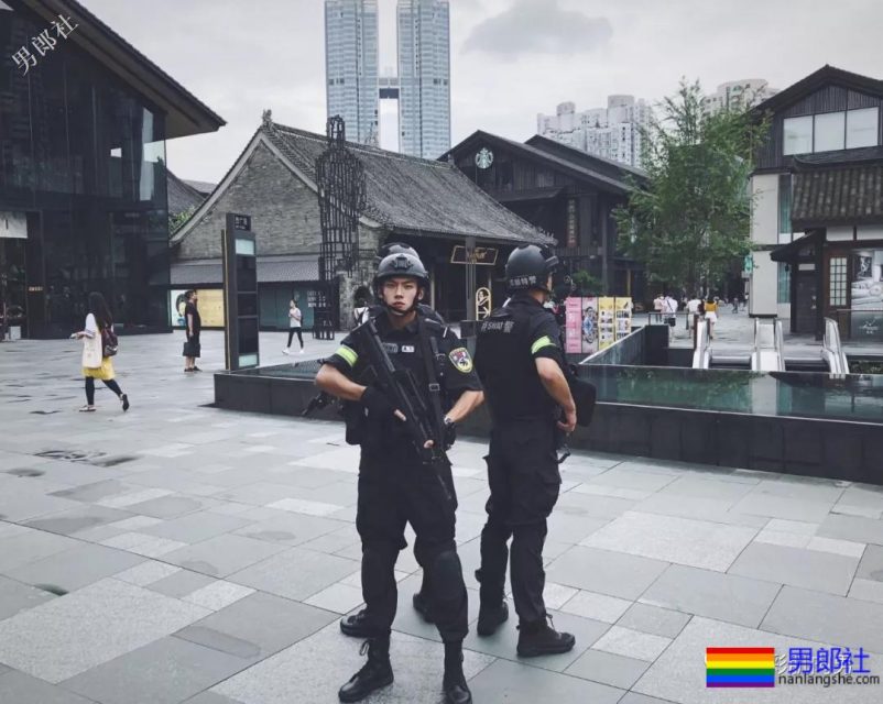 肌肉帅警哥和兄弟一起亲上，这身正装裤真的太挺拔掉训练服凭这身大胸腹肌腱子肉全城红 - 51虹马