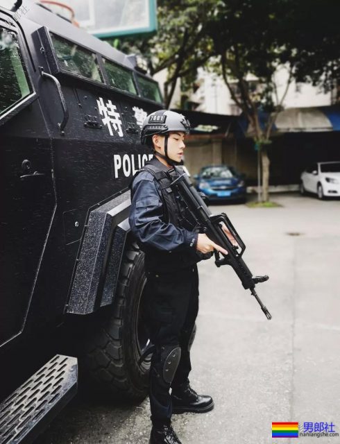 肌肉帅警哥和兄弟一起亲上，这身正装裤真的太挺拔掉训练服凭这身大胸腹肌腱子肉全城红 - 51虹马