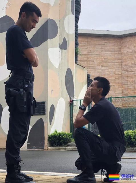 肌肉帅警哥和兄弟一起亲上，这身正装裤真的太挺拔掉训练服凭这身大胸腹肌腱子肉全城红 - 51虹马