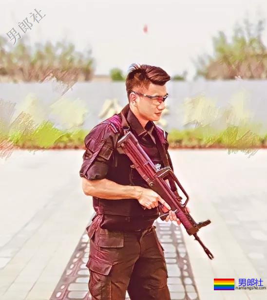 肌肉帅警哥和兄弟一起亲上，这身正装裤真的太挺拔掉训练服凭这身大胸腹肌腱子肉全城红 - 51虹马