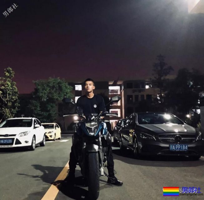 肌肉帅警哥和兄弟一起亲上，这身正装裤真的太挺拔掉训练服凭这身大胸腹肌腱子肉全城红 - 51虹马