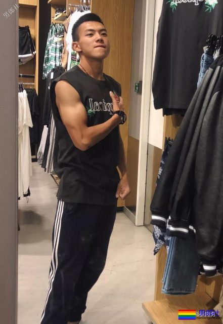 肌肉帅警哥和兄弟一起亲上，这身正装裤真的太挺拔掉训练服凭这身大胸腹肌腱子肉全城红 - 51虹马