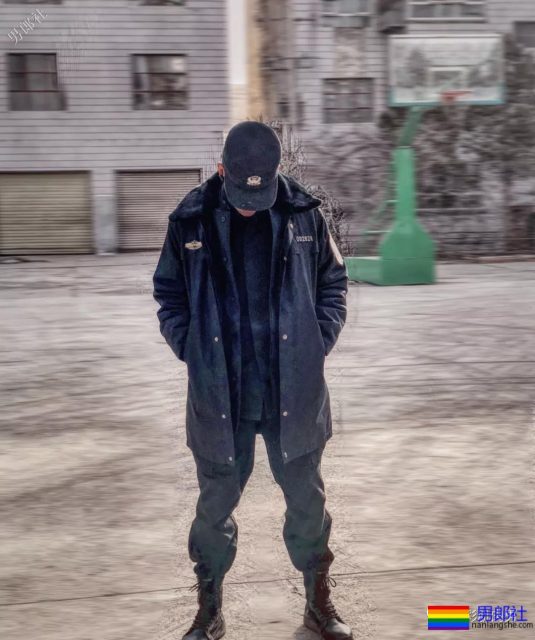 肌肉帅警哥和兄弟一起亲上，这身正装裤真的太挺拔掉训练服凭这身大胸腹肌腱子肉全城红 - 51虹马