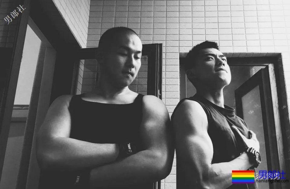 肌肉帅警哥和兄弟一起亲上，这身正装裤真的太挺拔掉训练服凭这身大胸腹肌腱子肉全城红 - 51虹马