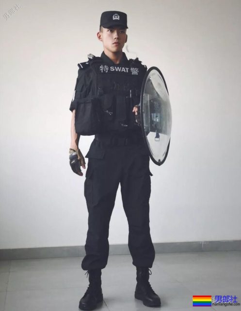 肌肉帅警哥和兄弟一起亲上，这身正装裤真的太挺拔掉训练服凭这身大胸腹肌腱子肉全城红 - 51虹马