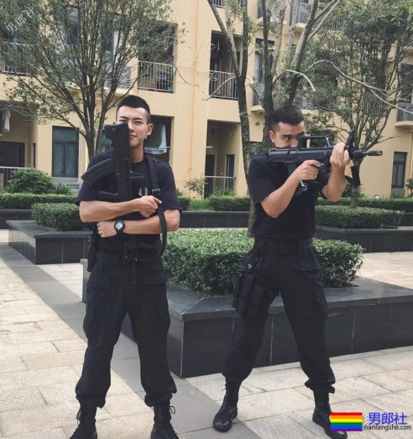 肌肉帅警哥和兄弟一起亲上，这身正装裤真的太挺拔掉训练服凭这身大胸腹肌腱子肉全城红 - 51虹马