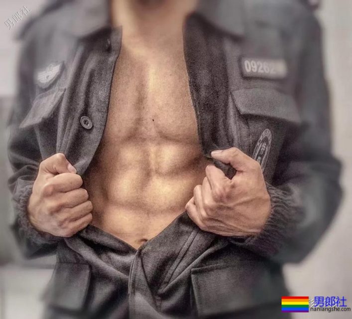 肌肉帅警哥和兄弟一起亲上，这身正装裤真的太挺拔掉训练服凭这身大胸腹肌腱子肉全城红 - 51虹马