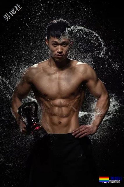 世警会的泳裤阿sir！中国消防官微的肌肉壮男！这些男朋友我都可以！ - 51虹马