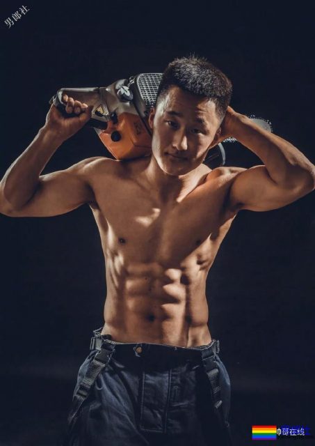 世警会的泳裤阿sir！中国消防官微的肌肉壮男！这些男朋友我都可以！ - 51虹马