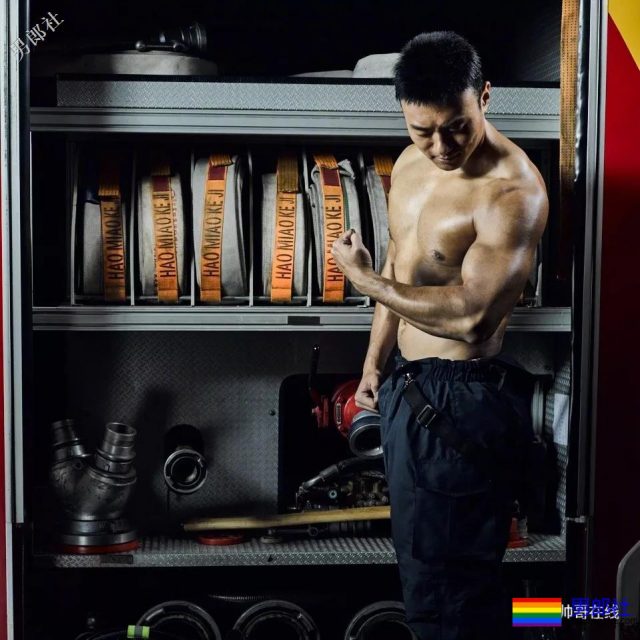 世警会的泳裤阿sir！中国消防官微的肌肉壮男！这些男朋友我都可以！ - 51虹马