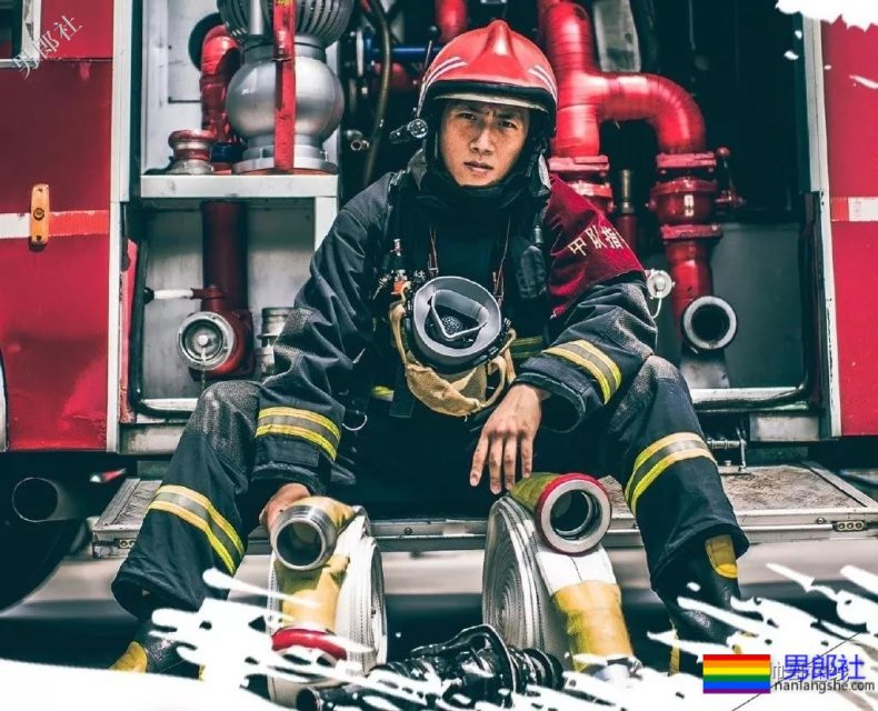 世警会的泳裤阿sir！中国消防官微的肌肉壮男！这些男朋友我都可以！ - 51虹马