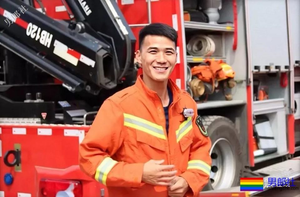 世警会的泳裤阿sir！中国消防官微的肌肉壮男！这些男朋友我都可以！ - 51虹马