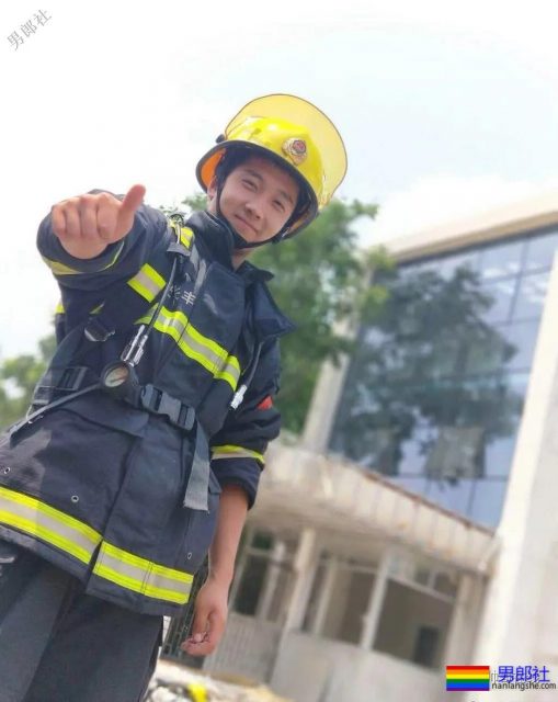 世警会的泳裤阿sir！中国消防官微的肌肉壮男！这些男朋友我都可以！ - 51虹马