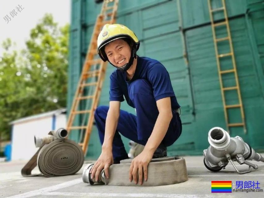 世警会的泳裤阿sir！中国消防官微的肌肉壮男！这些男朋友我都可以！ - 51虹马