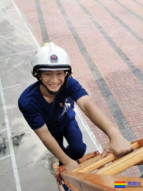 世警会的泳裤阿sir！中国消防官微的肌肉壮男！这些男朋友我都可以！ - 51虹马