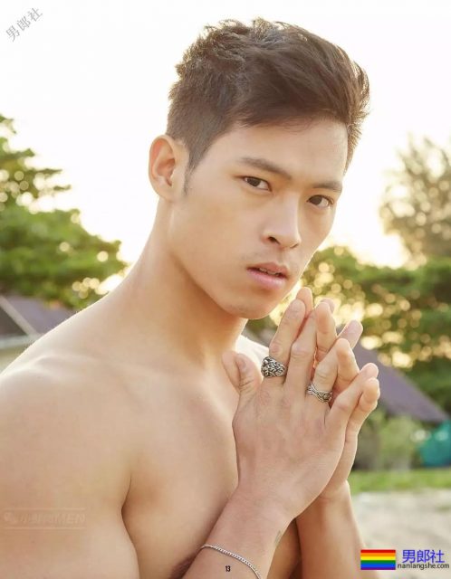 筋肉小哥被揩腹肌，工作真不容易~ - 51虹马