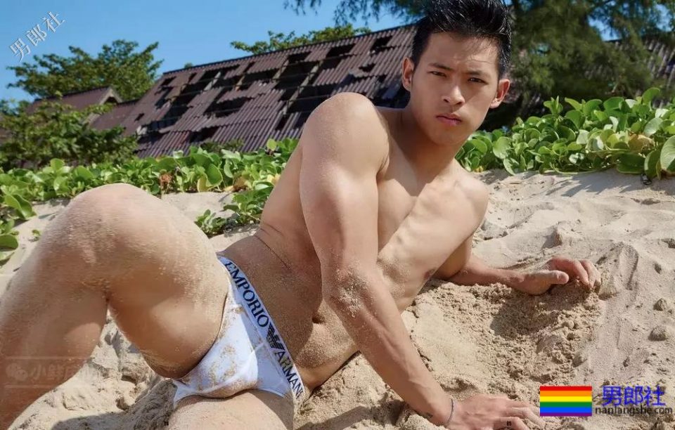 筋肉小哥被揩腹肌，工作真不容易~ - 51虹马