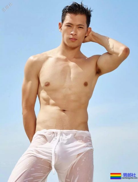 筋肉小哥被揩腹肌，工作真不容易~ - 51虹马