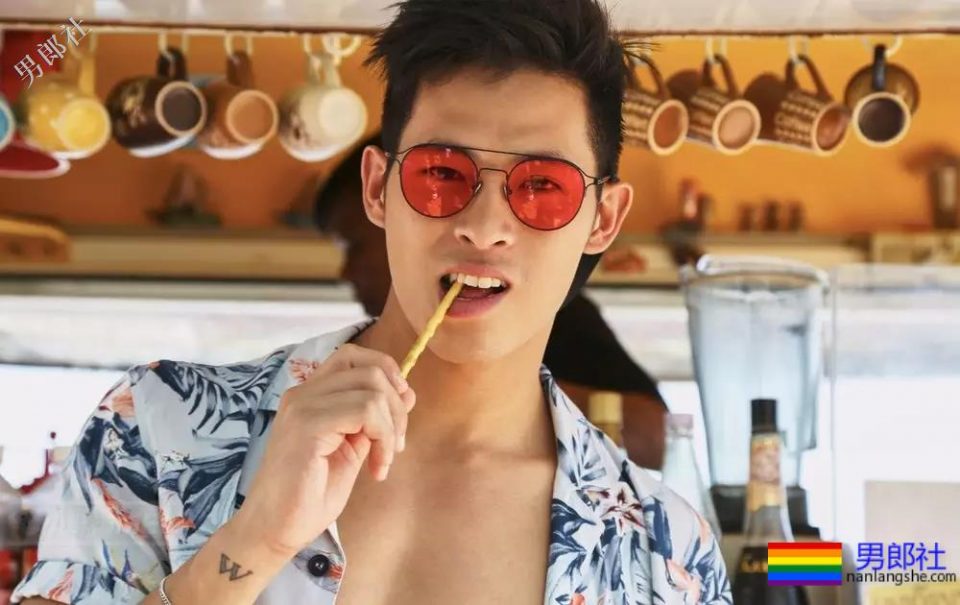 筋肉小哥被揩腹肌，工作真不容易~ - 51虹马