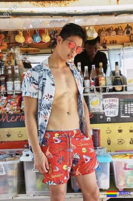 筋肉小哥被揩腹肌，工作真不容易~ - 51虹马