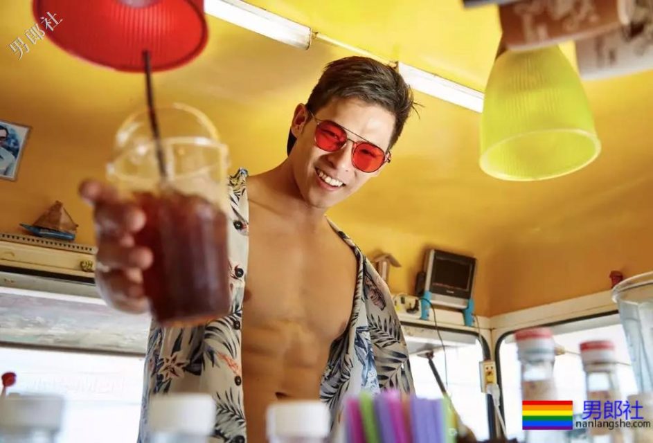 筋肉小哥被揩腹肌，工作真不容易~ - 51虹马