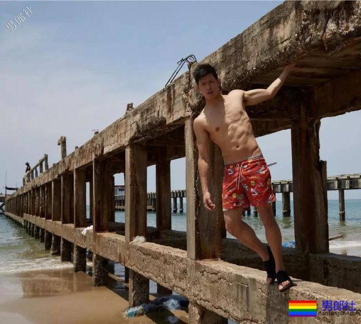 筋肉小哥被揩腹肌，工作真不容易~ - 51虹马