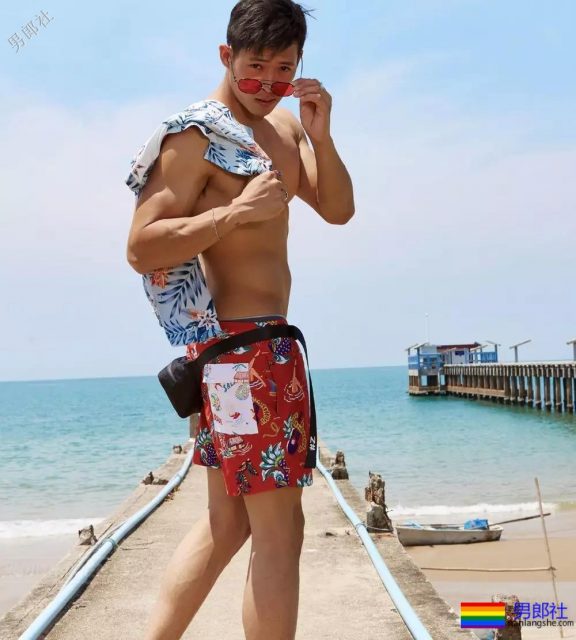 筋肉小哥被揩腹肌，工作真不容易~ - 51虹马