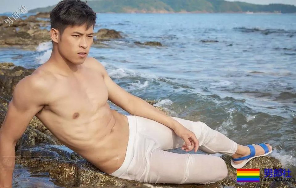 筋肉小哥被揩腹肌，工作真不容易~ - 51虹马