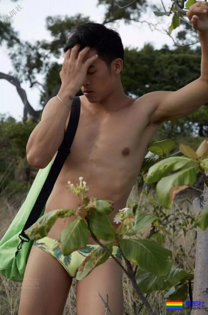 筋肉小哥被揩腹肌，工作真不容易~ - 51虹马