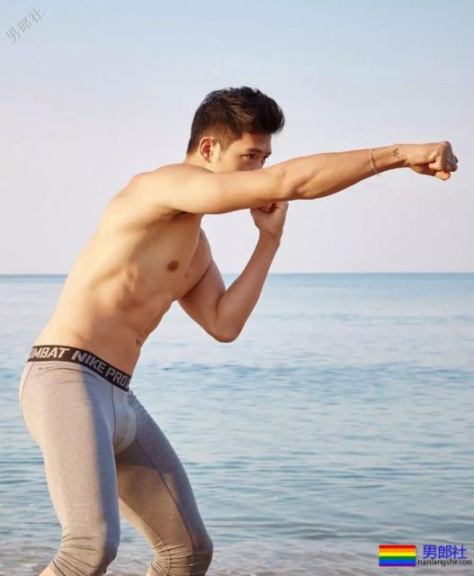 筋肉小哥被揩腹肌，工作真不容易~ - 51虹马