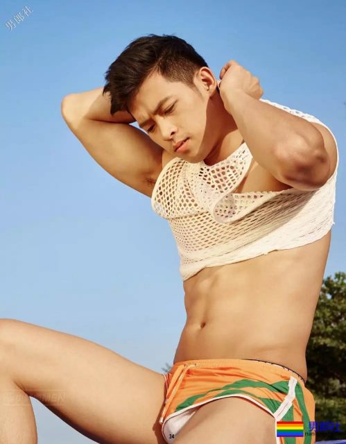 筋肉小哥被揩腹肌，工作真不容易~ - 51虹马