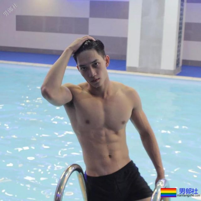 高帅长腿小狼狗泳裤照被赞很长条，筋肉身材简直A爆了! - 51虹马