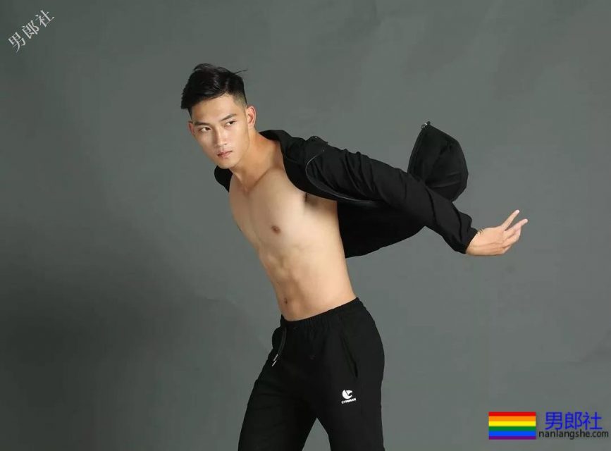 高帅长腿小狼狗泳裤照被赞很长条，筋肉身材简直A爆了! - 51虹马