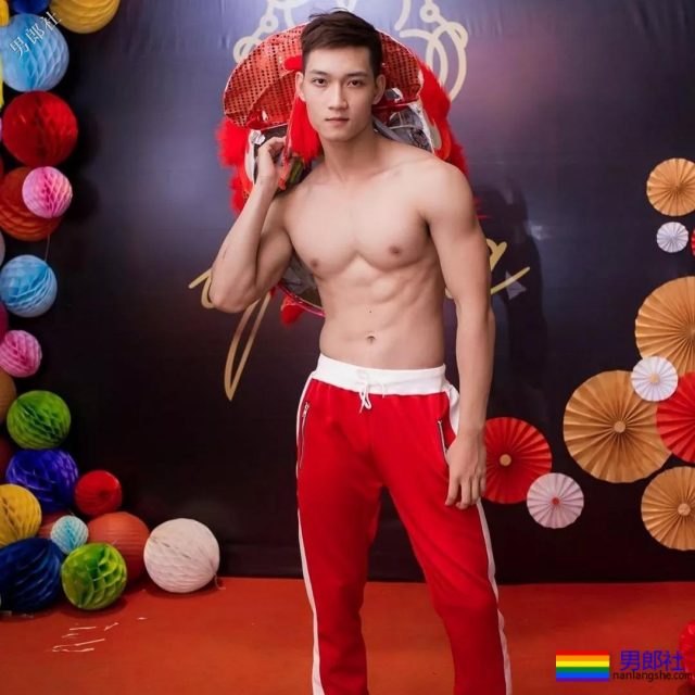 高帅长腿小狼狗泳裤照被赞很长条，筋肉身材简直A爆了! - 51虹马