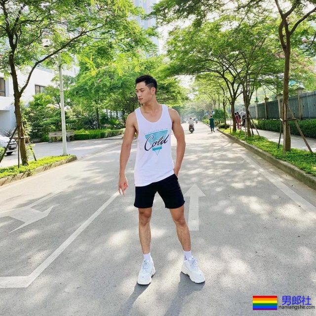 高帅长腿小狼狗泳裤照被赞很长条，筋肉身材简直A爆了! - 51虹马