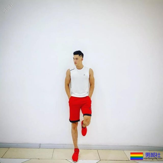 高帅长腿小狼狗泳裤照被赞很长条，筋肉身材简直A爆了! - 51虹马