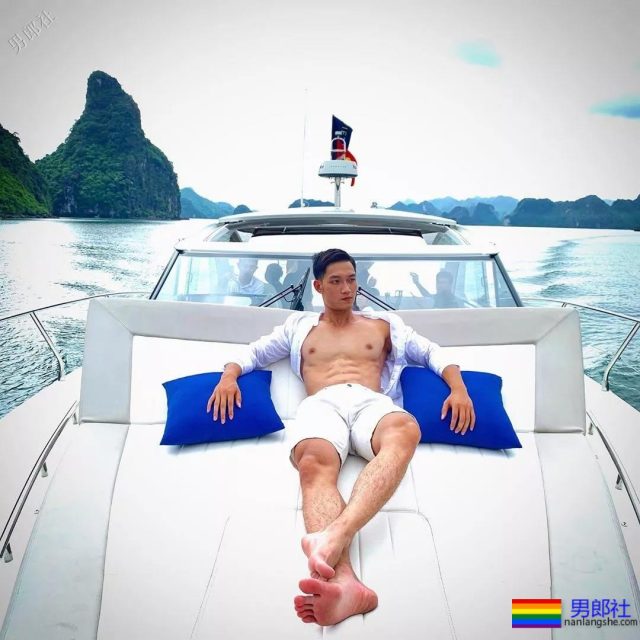 高帅长腿小狼狗泳裤照被赞很长条，筋肉身材简直A爆了! - 51虹马