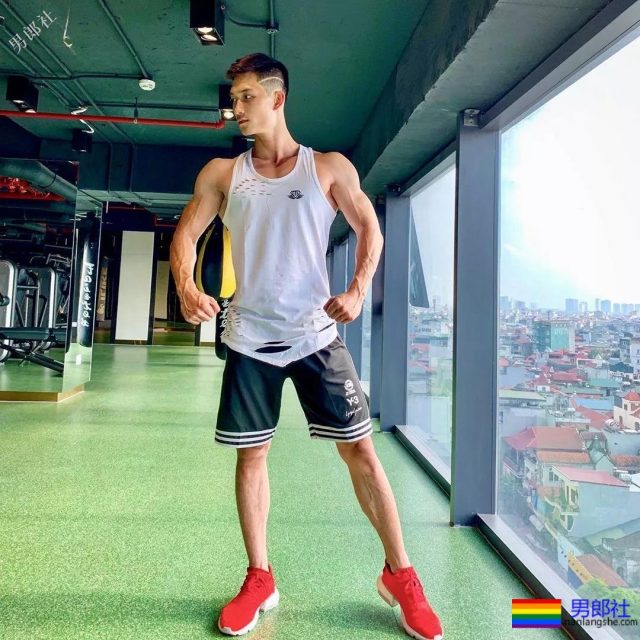 高帅长腿小狼狗泳裤照被赞很长条，筋肉身材简直A爆了! - 51虹马