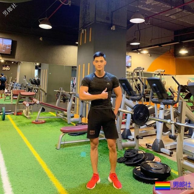 高帅长腿小狼狗泳裤照被赞很长条，筋肉身材简直A爆了! - 51虹马